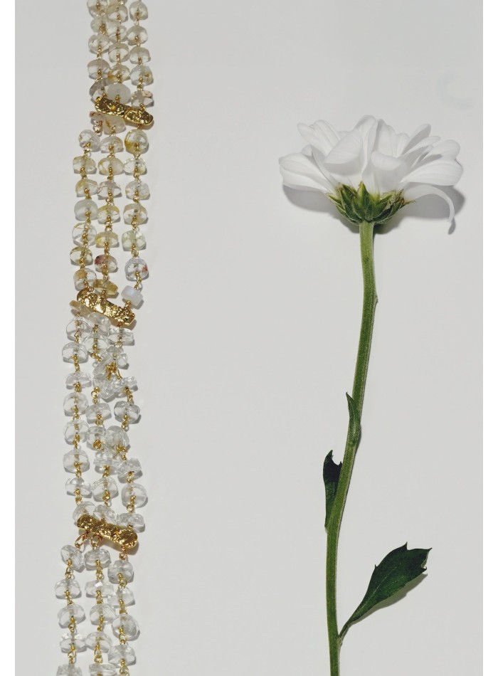 Choker with golden details