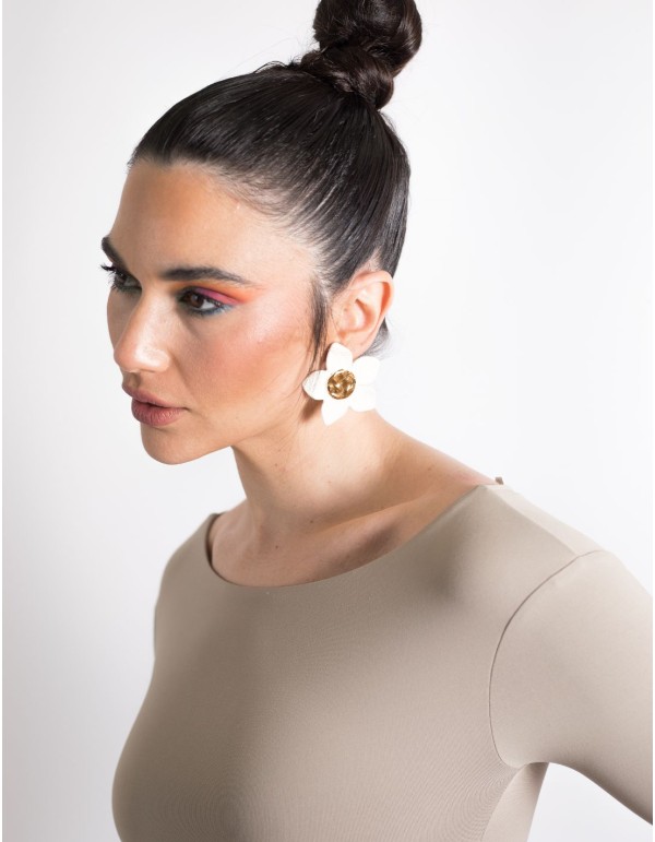 Earrings with porcelain floral motifs