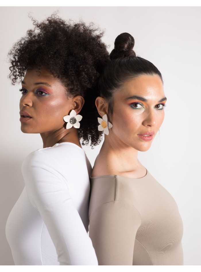 Earrings with porcelain floral motifs