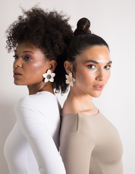 Earrings with porcelain floral motifs