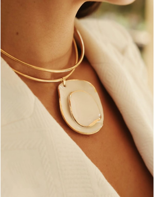 Gargantilla rígida con colgante de cerámica