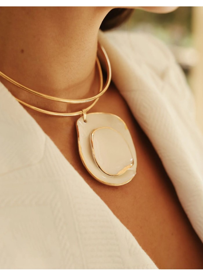 Rigid necklace with ceramic pendant