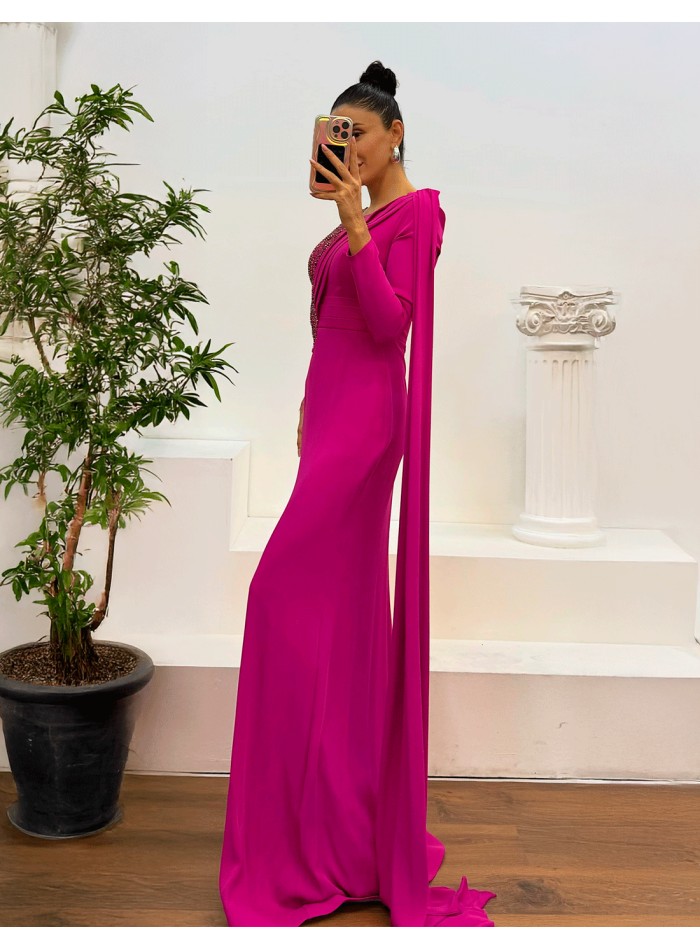 Vestido elegante de fiesta en tejido fluido, con aplicaciones de pedrería en el torso y diseño de manga larga