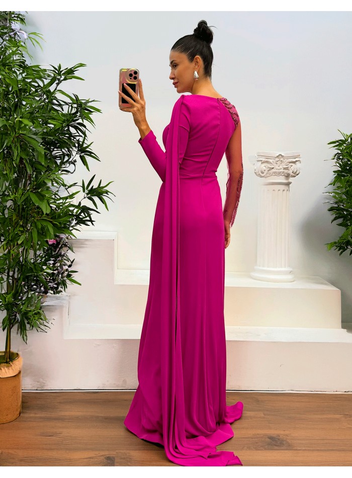 Vestido elegante de fiesta en tejido fluido, con aplicaciones de pedrería en el cuerpo del vestido y diseño de manga larga