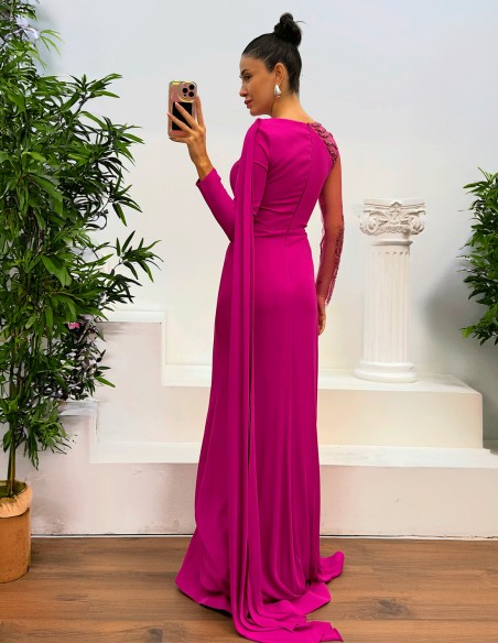 Vestido elegante de fiesta en tejido fluido, con aplicaciones de pedrería en el cuerpo del vestido y diseño de manga larga