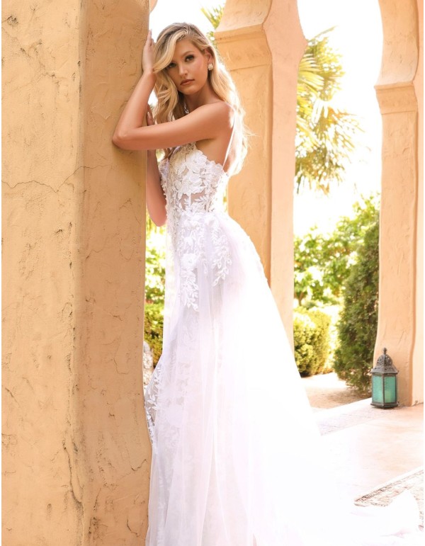 White wedding dress in lace with overskirt