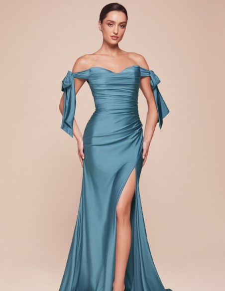 Robe longue satinée avec corsage drapé et manches tombantes