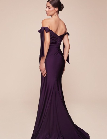 Robe longue satinée avec corsage drapé et manches tombantes