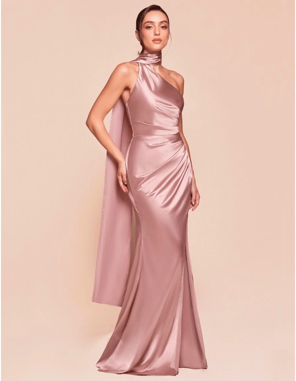 Longue robe de soirée en satin avec encolure asymétrique