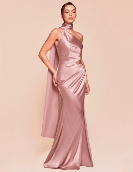 Vestido satinado de un solo hombro con abertura en la pierna, una opción elegante para invitadas o damas de honor