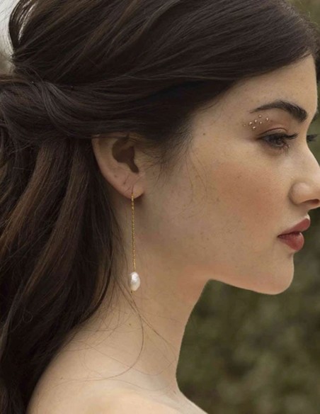 Longues boucles d'oreilles avec chaîne fine et perle