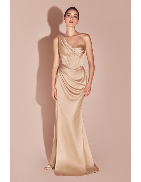 Longue robe de fête en satin avec décolleté en cœur