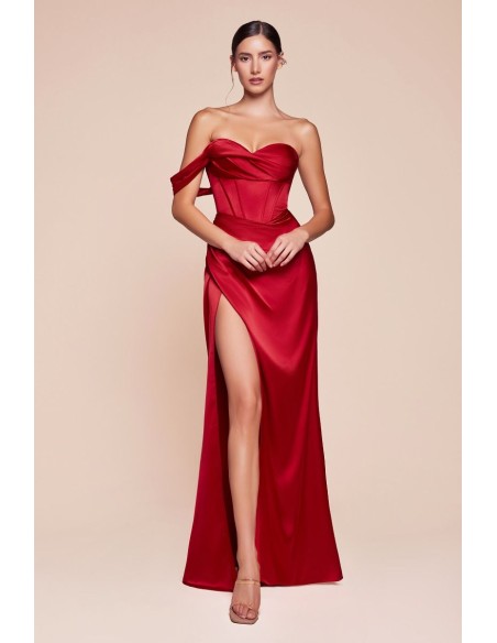 Longue robe de fête en satin avec décolleté en cœur