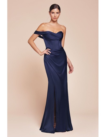 Longue robe de fête en satin avec décolleté en cœur