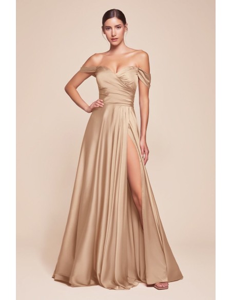 Longue robe de soirée en satin avec décolleté en cœur et fente