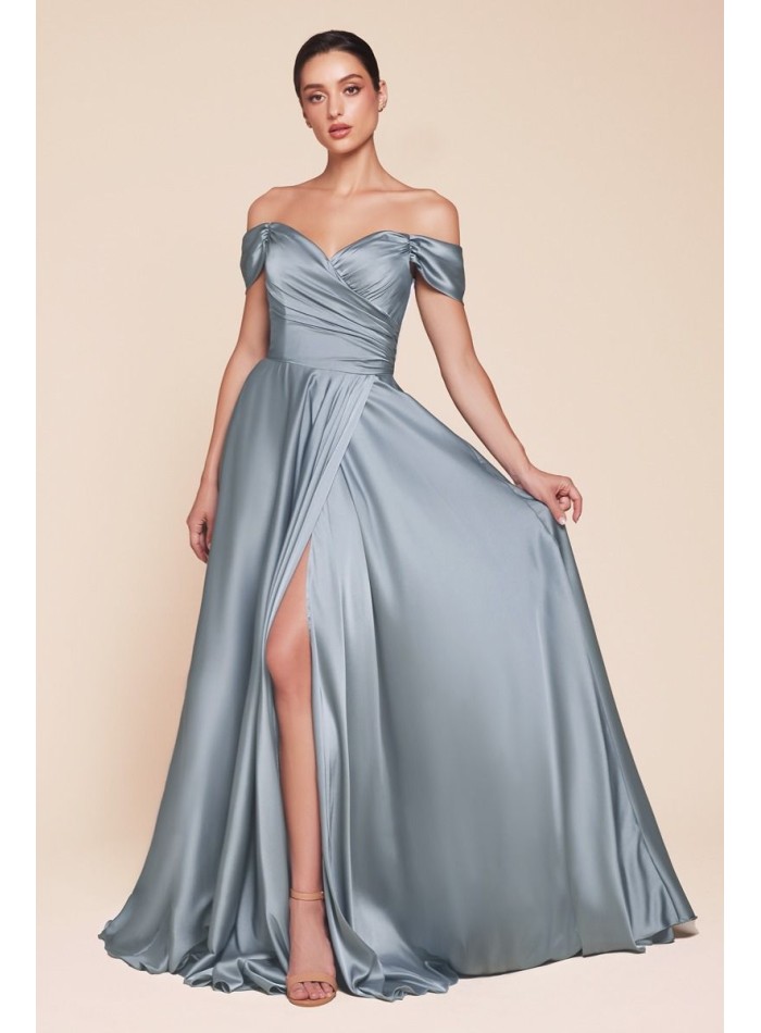 Longue robe de soirée en satin avec décolleté...