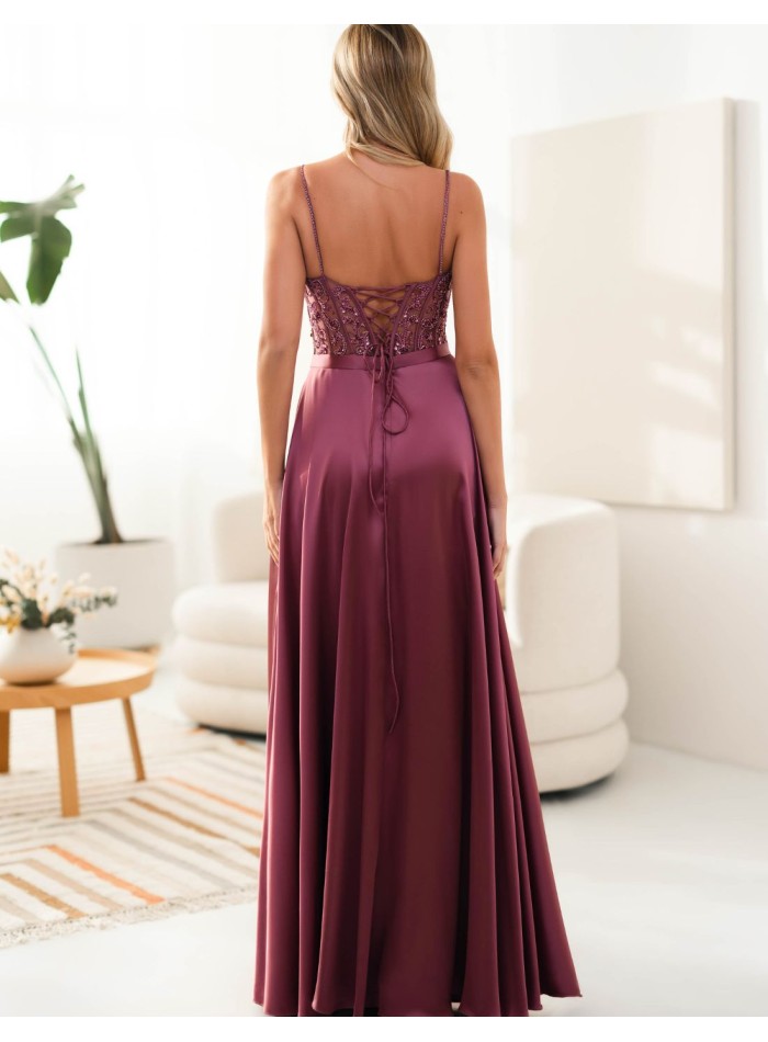 Vestido largo para invitada con tirante fino y pedrería y falda fluida