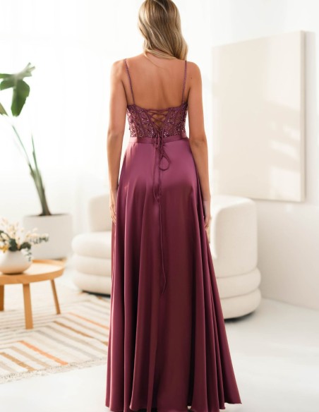 Vestido largo para invitada con tirante fino y pedrería y falda fluida