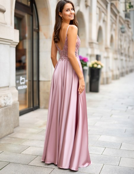 Robe de soirée longue avec corsage semi-transparent orné de strass