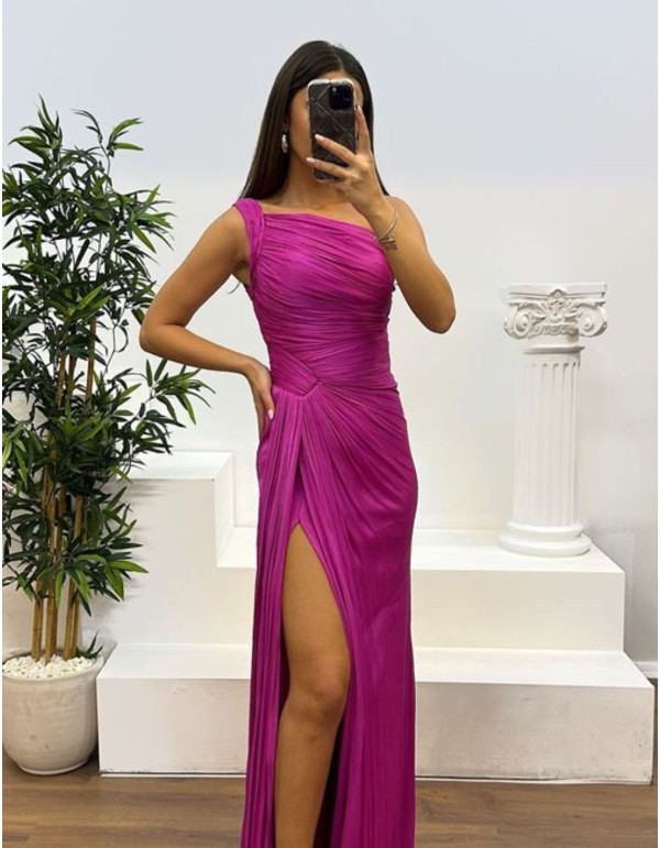 Robe de soirée longue et plissée avec encolure asymétrique