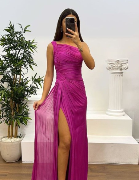 Robe de soirée longue et plissée avec encolure asymétrique