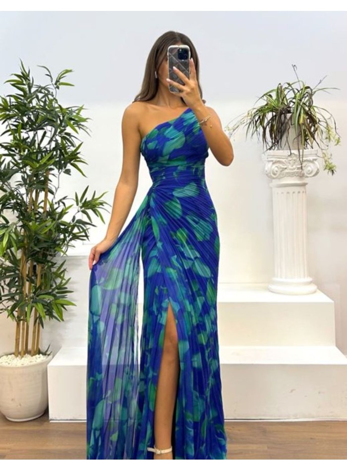 Vestido largo de gasa estampada con escote asimétrico para invitadas especiales