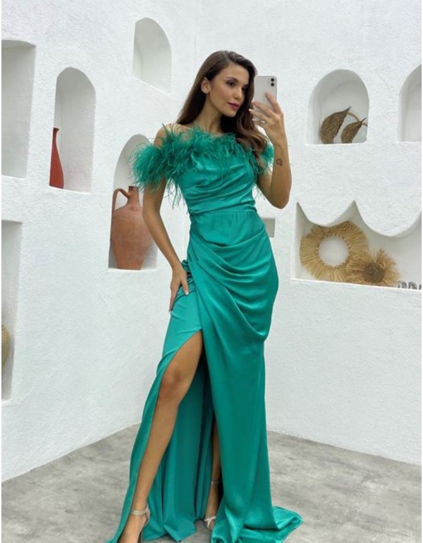 Robe longue de fête avec encolure bardot à plumes et...