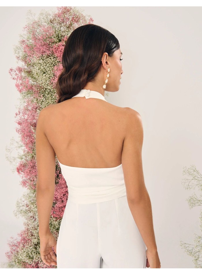 Mono de novia con lazada en la cintura y cuello halter para boda civil