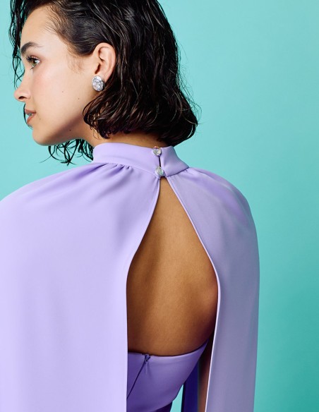 Robe de soirée longue avec manches cape, de couleur lilas