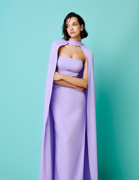 Robe de soirée longue avec manches cape, de couleur lilas