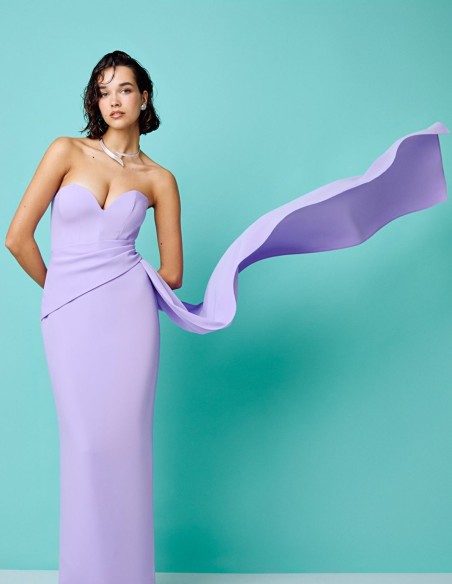 Robe de soirée longue avec encolure en cœur et ceinture sur le côté
