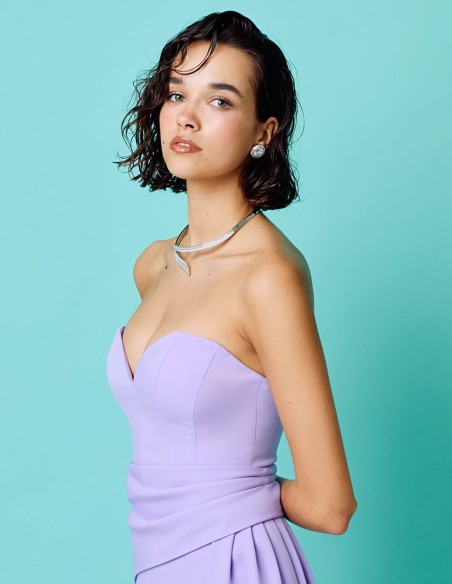 Robe de soirée longue avec encolure en cœur et ceinture sur le côté