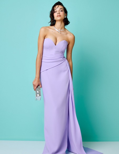 Robe de soirée longue avec encolure en cœur et ceinture sur le côté