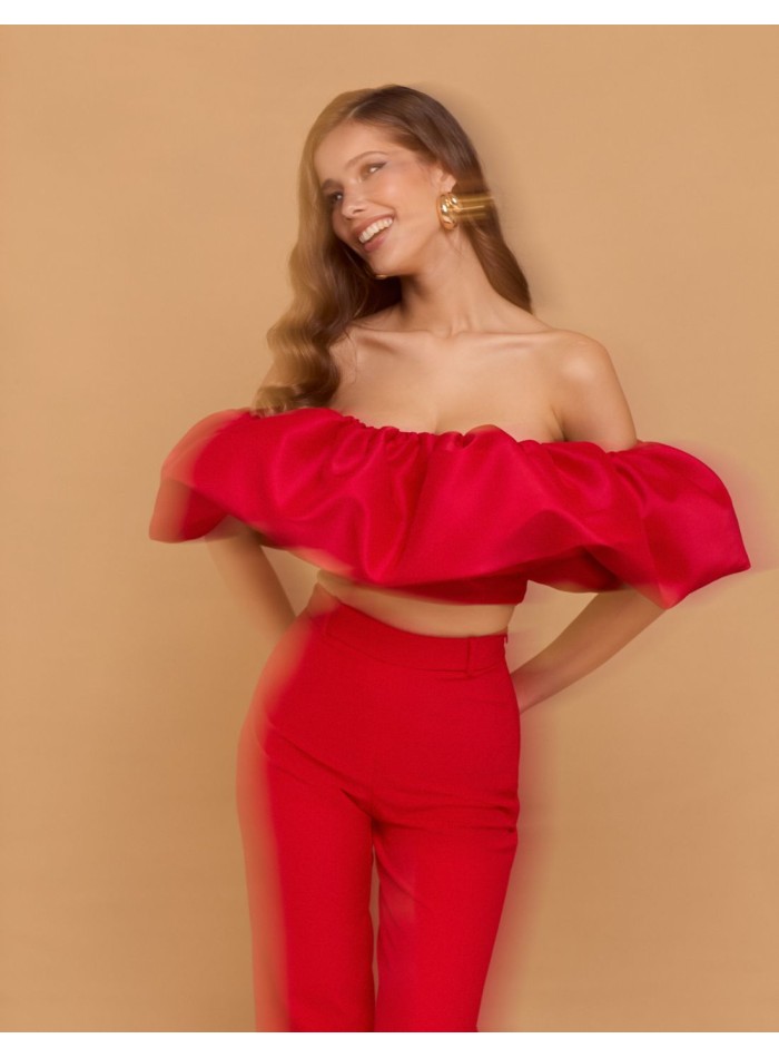 Top de fiesta rojo con maxi volante bandeau para bodas de dia