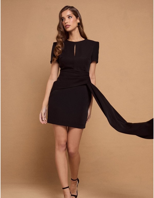 Robe de soirée noire courte avec une longue écharpe sur...