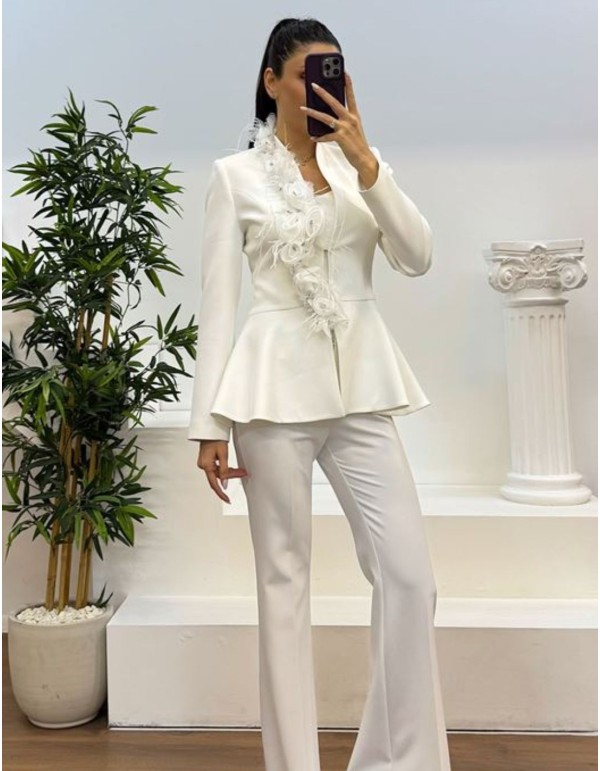 Costume deux pièces avec veste embellie et pantalon long...