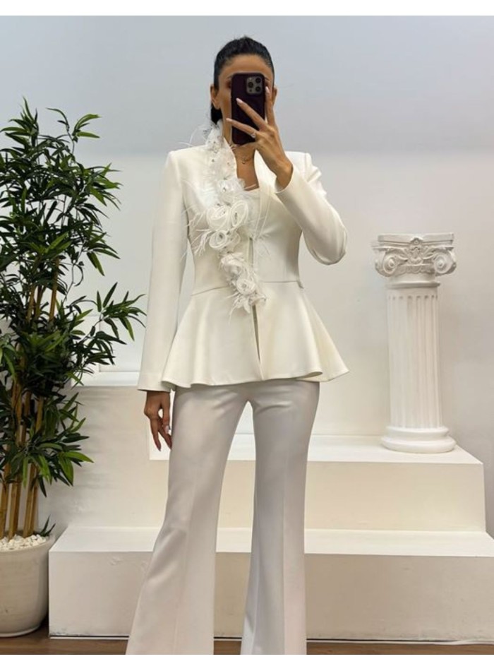 Costume deux pièces avec veste embellie et...