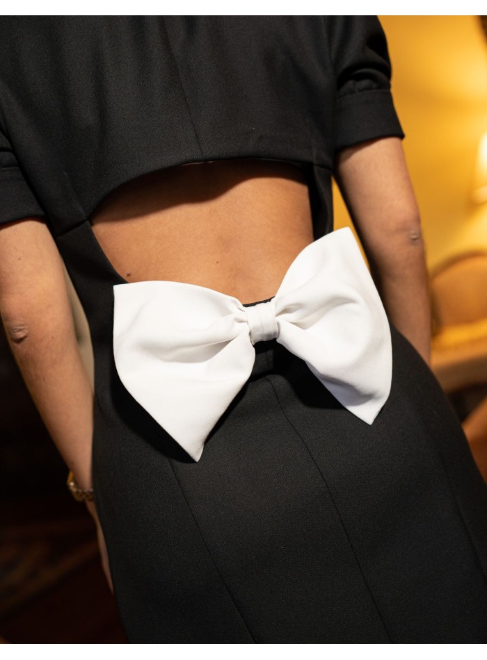 Vestido corto blanco y negro con botones...