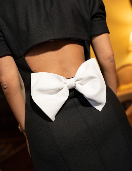 Vestido corto blanco y negro con botones delanteros