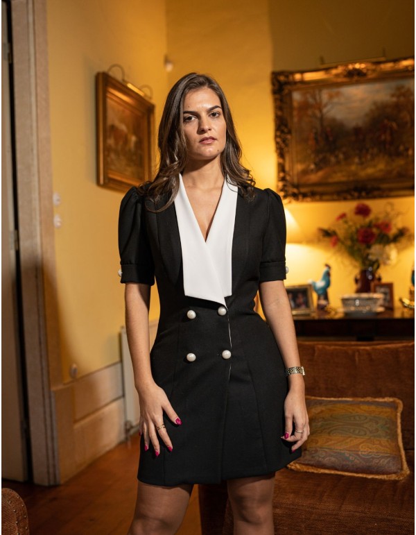 Vestido corto blanco y negro con botones delanteros