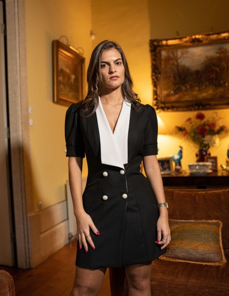 Vestido corto blanco y negro con botones delanteros