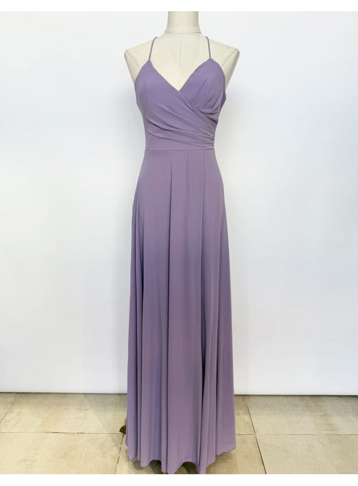 Vista lateral del vestido de invitada, destacando su caída perfecta y corte favorecedor