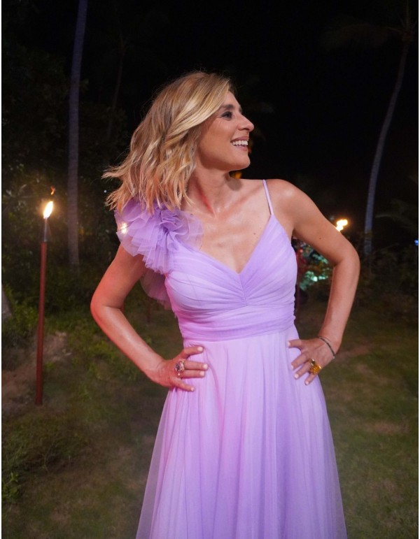 Vestido largo de tul con hombro decorado para invitada lila