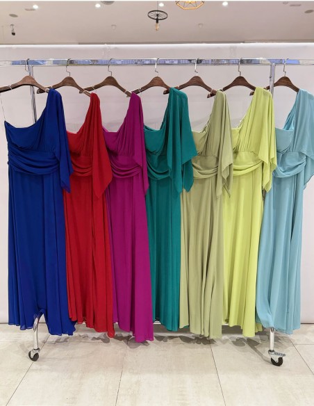 Robe de soirée longue avec encolure asymétrique en mousseline de soie