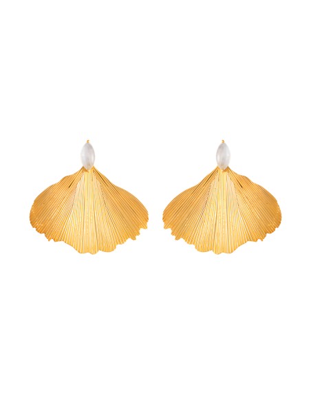 Golden earrings with leaf shape