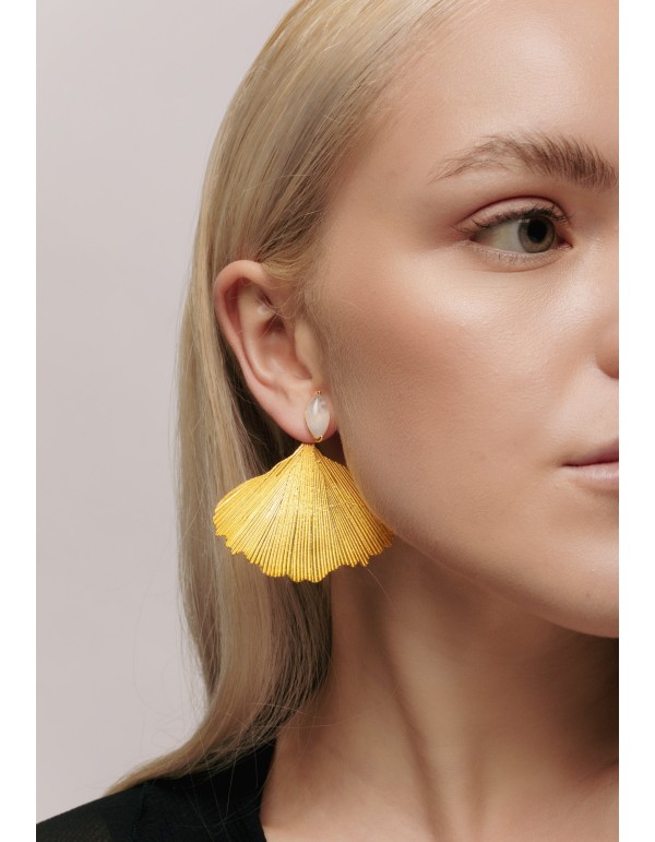 Golden earrings with leaf shape 2