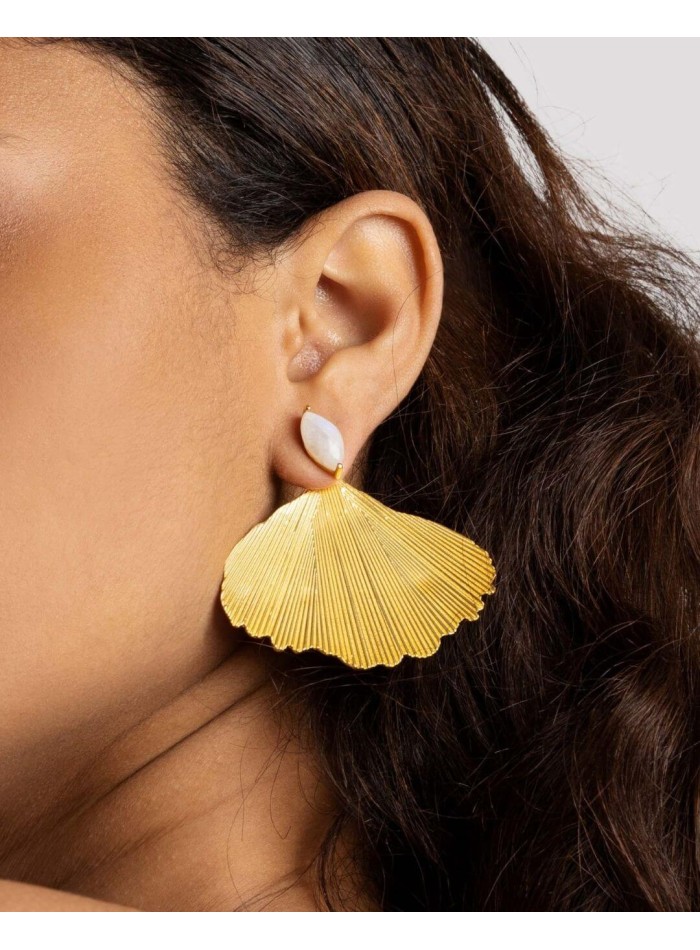 Golden earrings with leaf shape