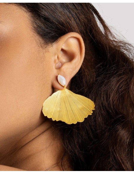 Golden earrings with leaf shape