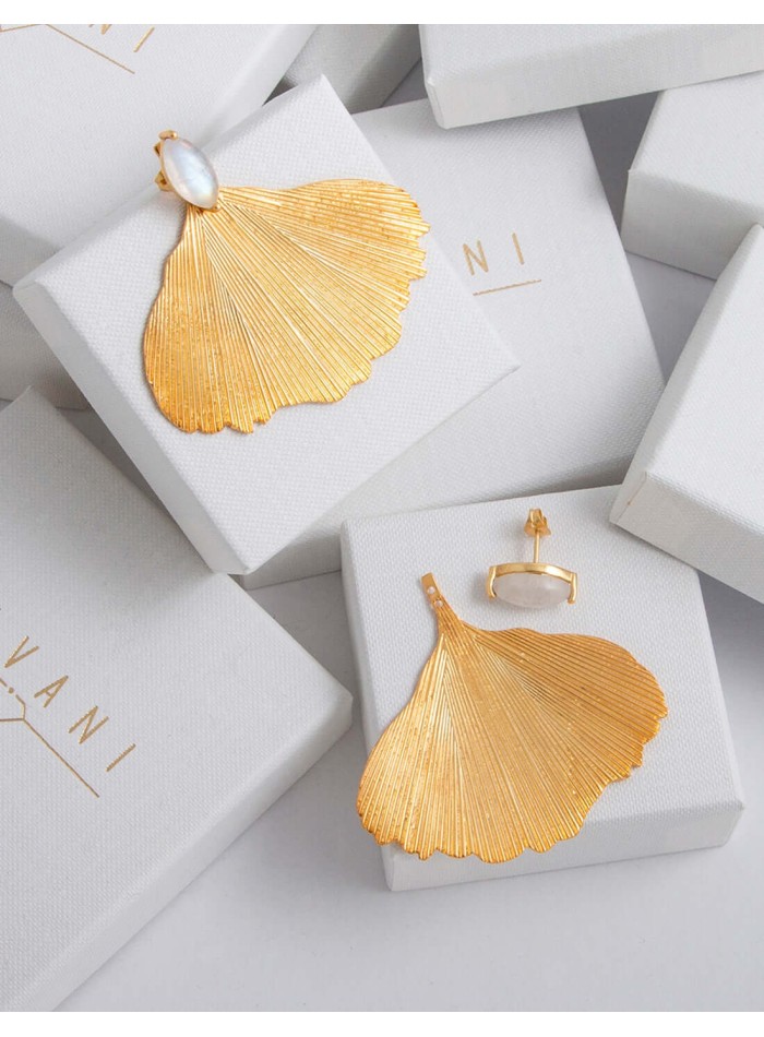 Pendientes dorados con forma de hoja