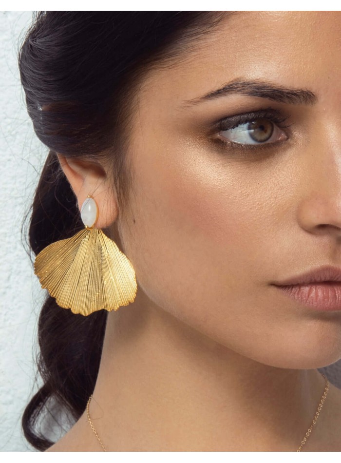 Pendientes dorados con forma de hoja